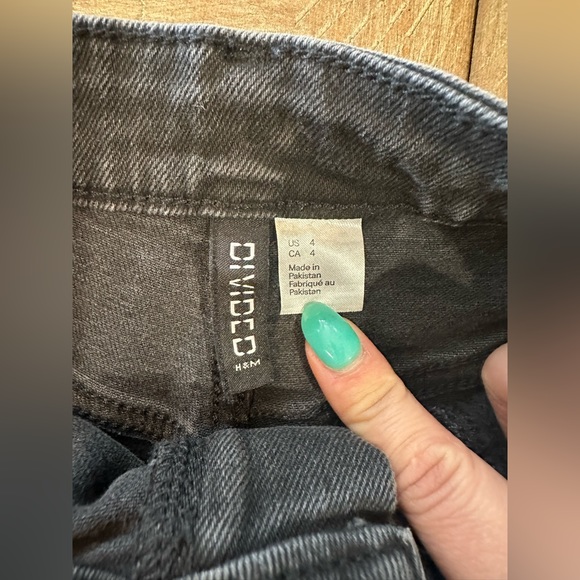 H&M Divided Black High Rise Mom Jeans Tapered Leg Size 4 - Picture 6 of 16